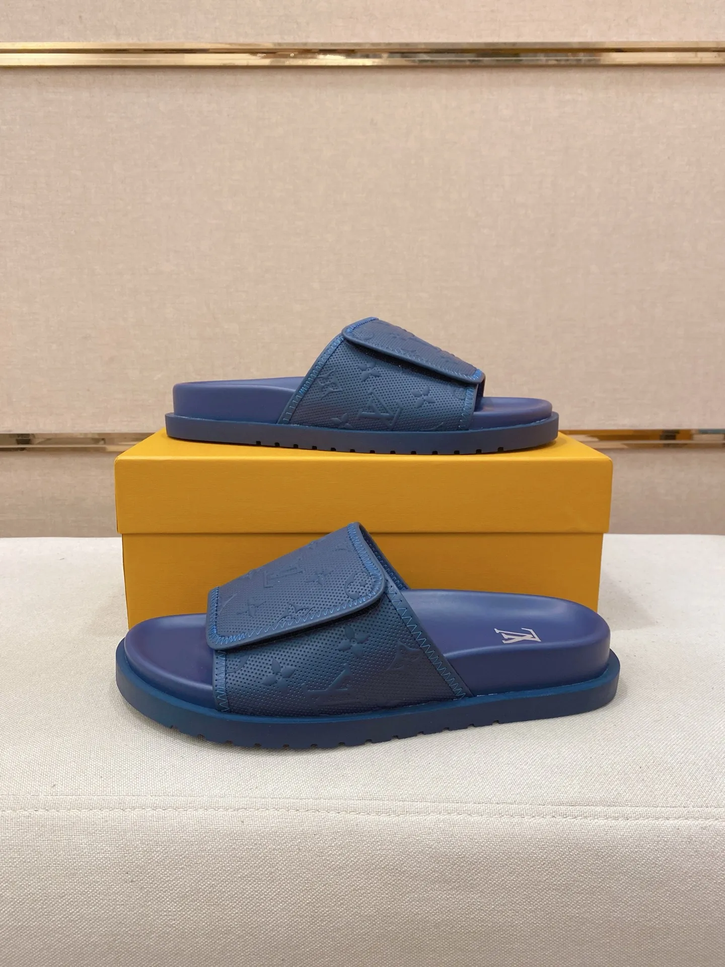 Men's shoes💰: 320💰Made by LV🔍Top purchasing agent, men's spring and summer slippers are available at the same counter. The uppers are made of cowhide imported from Italy, with logo graphics and high-quality craftsmanship. Soles: original soles specially provided by the original factory. Exclusive molded soles are super comfortable. Original goods with single order, 🔍🔍high quality, you can enter and exit the counter at will. Welcome to compare, code number 38-44.